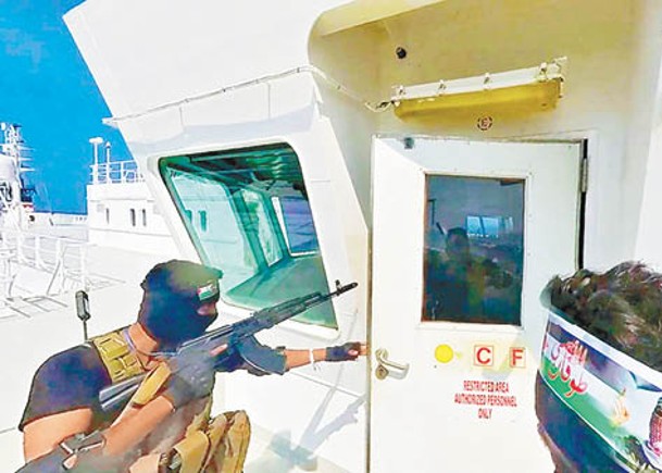 青年運動武裝分子登上紅海商船挾持。（Getty Images圖片）