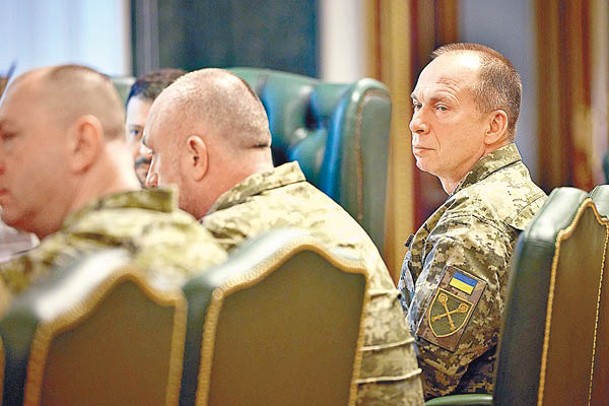 西爾斯基（右）出席軍事會議。