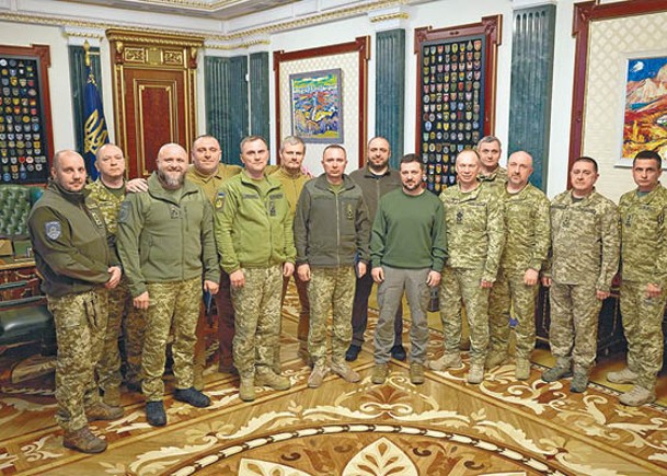 澤連斯基（右六）重整軍方領導層。