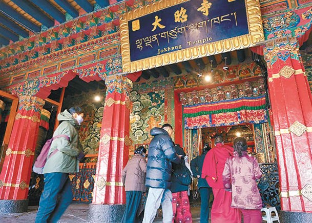 藏曆農曆新年喜相逢  朝拜大昭寺人頭湧
