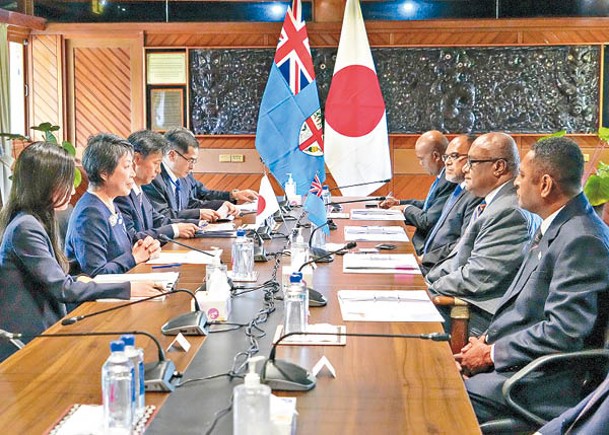 上川陽子（左二）在斐濟出席會議。