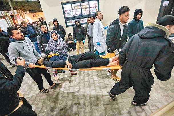 拉法受傷的巴勒斯坦人送入科威特醫院搶救。（Getty Images圖片）