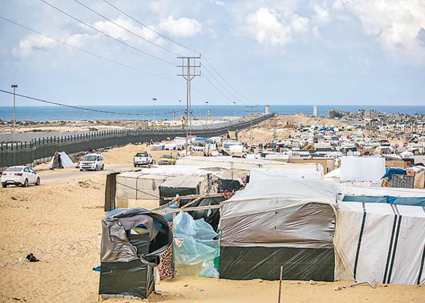 大批巴勒斯坦人在靠近埃及的邊境紮營避難。（Getty Images圖片）