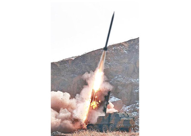 北韓進行240毫米口徑的可控火箭炮彈彈道控制試射。