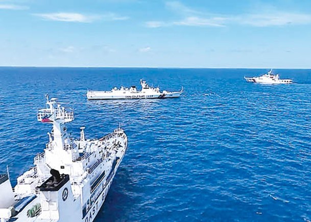 菲律賓海岸防衞隊船艦（前）監視中方海警船隻。