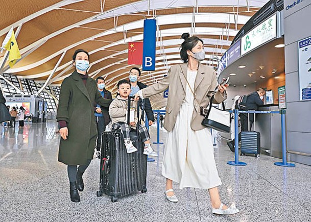 中星免簽旅遊實施3日  浦東機場錄逾萬人次往來