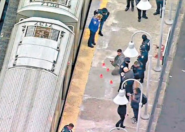 地鐵站爆槍擊。