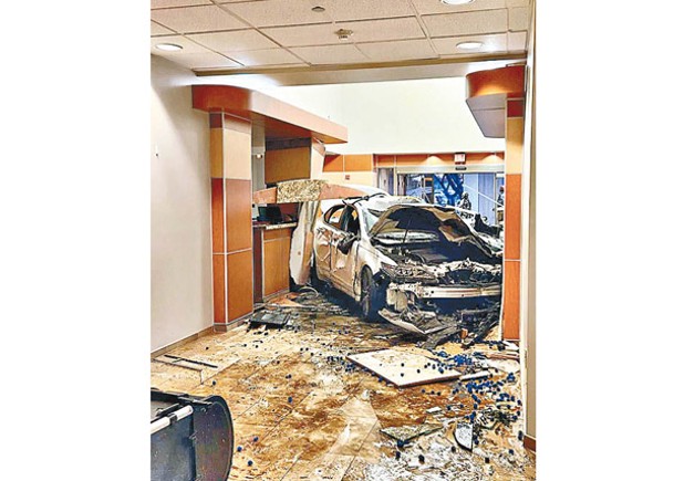 汽車撞入醫院急症室。