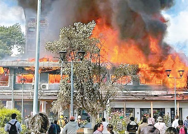 巴拉斯港口市發生大火。