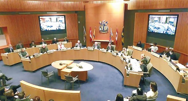 列治文市市議會通過動議。