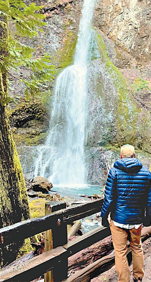 史密斯遊歷國家公園期間，觀看瀑布從崖上直落的場景。