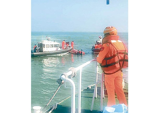 台灣海巡人員在現場調查。