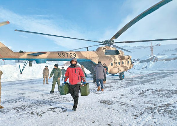 新疆官兵為受災居民運送物資。（中新社圖片）