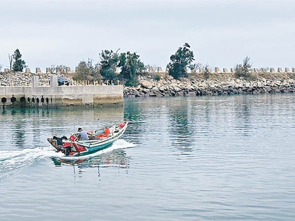 有金門漁民如常出海捕魚。