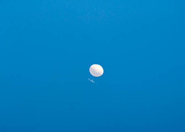 台軍偵獲兩枚大陸空飄氣球飛越台灣北部海域。
