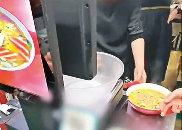 網民反映麻辣燙店存在「缺斤少両」問題。