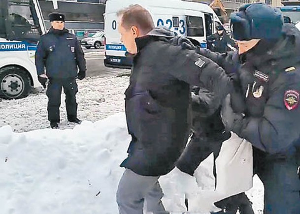 俄國警方拘捕悼念納瓦尼的民眾。