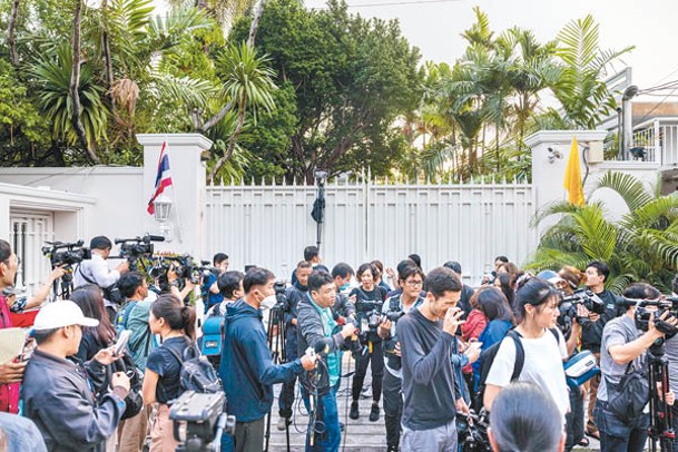 大批傳媒在他信於曼谷寓所門外等候。（Getty Images圖片）