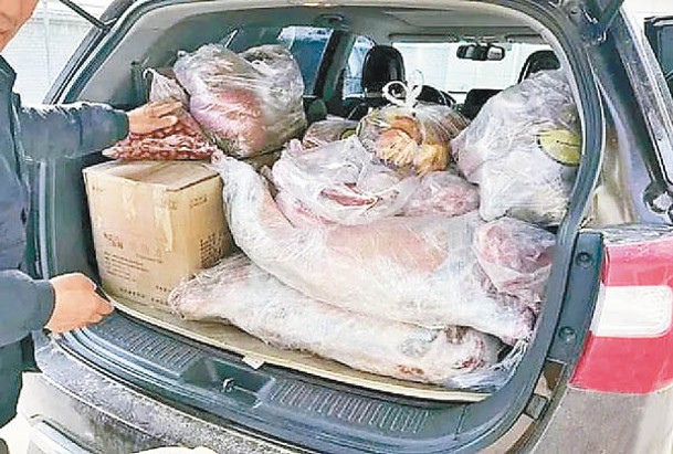 有網民的車尾箱裝滿了家人準備的食物或日用品。