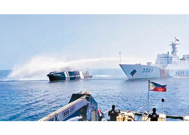 中國海警船（右）在黃岩島向菲律賓船隻（左）發射水炮。