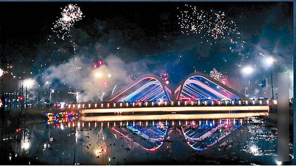 河南省開封市不少人在橋上燃放煙花。