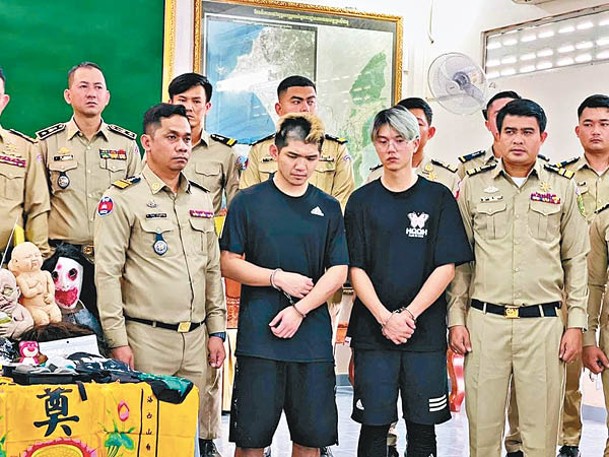 「晚安小雞」（前排左二）與「阿鬧」（前排右二）被柬埔寨警方拘捕。