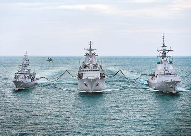 澳新軍團級護衞艦（左）與霍巴特級驅逐艦（右）是澳洲現役水面戰鬥艦。