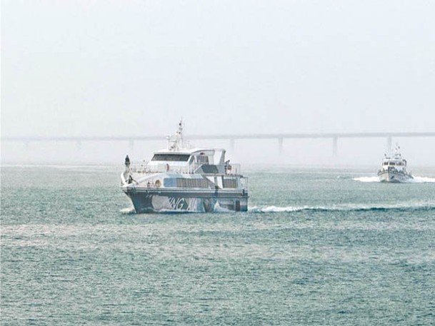台灣金門海巡隊（右）護航初日號（左）。（中時電子報圖片）