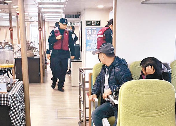 中國大陸海警船執法人員（穿紅背心制服者）登上初日號。