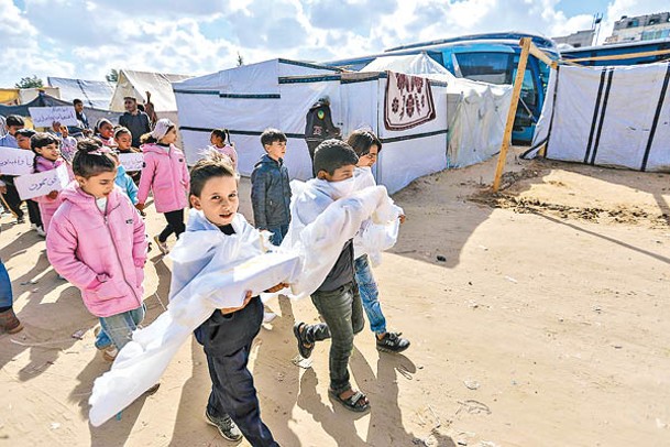 巴勒斯坦兒童在拉法遊行要求結束戰爭。（Getty Images圖片）