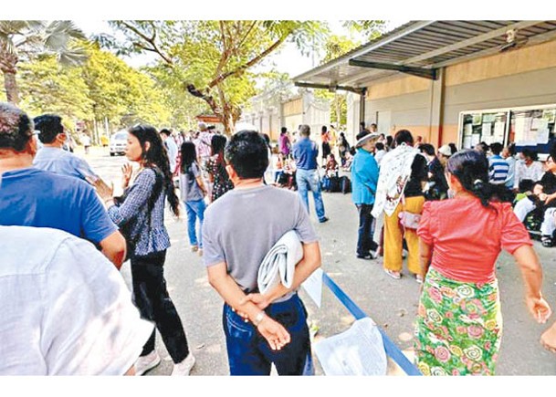 緬民湧辦護照  辦公室爆推撞2死1傷