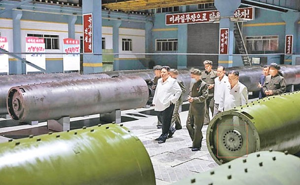 北韓領袖金正恩（前左）視察生產彈道導彈的廠房。