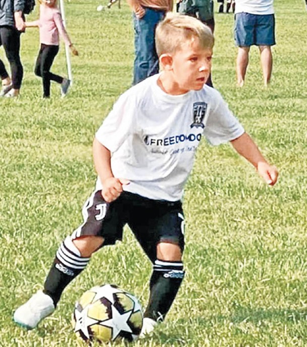 伯內特的兒子（圖）目前是一名活潑的小學生，喜歡踢足球等活動。