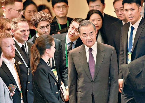 王毅（中）出席慕尼黑安全會議。（Getty Images圖片）