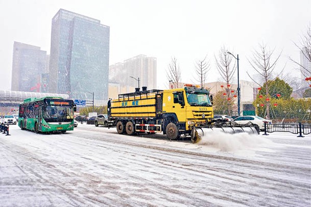 河南：鄭州迎來大雪，影響陸上交通。（中新社圖片）