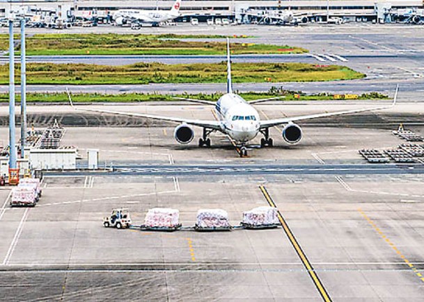 司機正在東京羽田機場拖運行李。（Getty Images圖片）