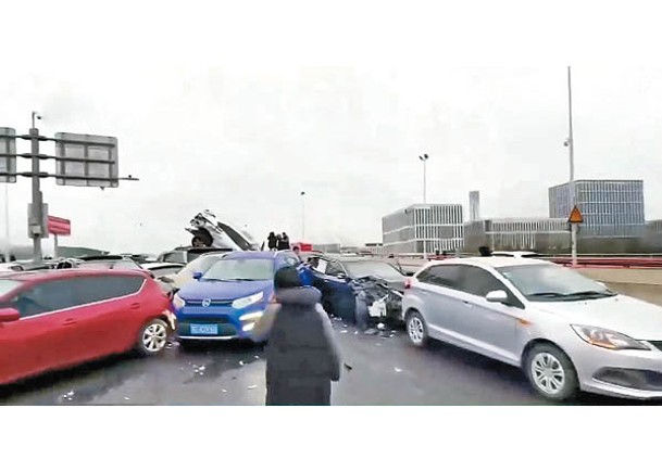 蘇州道路結冰  百車連環碰撞多人傷