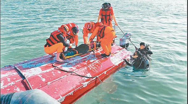 台灣海巡署人員救援墮海中國大陸漁民。