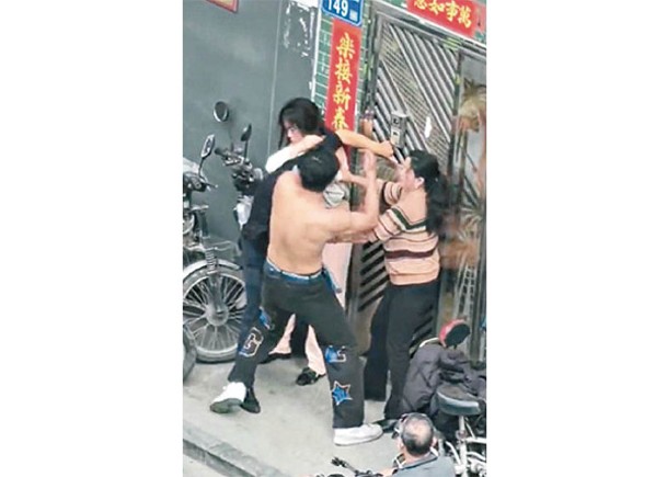 一家三口及兒子女友在街頭互毆。