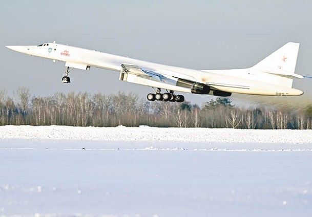 普京乘坐圖160M超音速戰略轟炸機飛行。