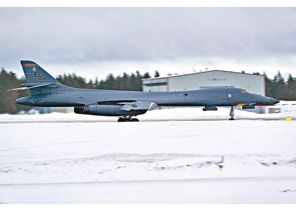 美國B1B超音速轟炸機飛抵瑞典。