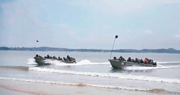 解放軍近期頻頻舉行搶灘演習。