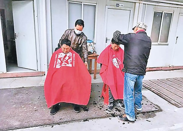 有理髮店負責人稱不少顧客不介意正月理髮。
