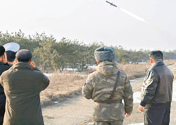 金正恩（右）積極推動北韓武器發展。