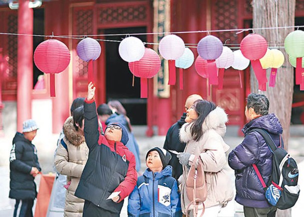 北京市民參與元宵節猜燈謎活動。（中新社圖片）