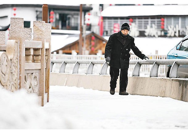 湖南張家界持續落雪，影響民眾外出。（中新社圖片）