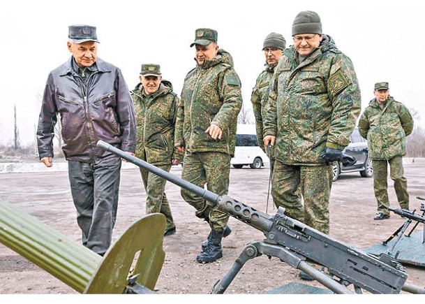 紹伊古（左一）觀看繳獲的烏軍裝備。