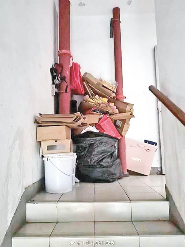 南京市民舉報後樓梯堆放雜物。