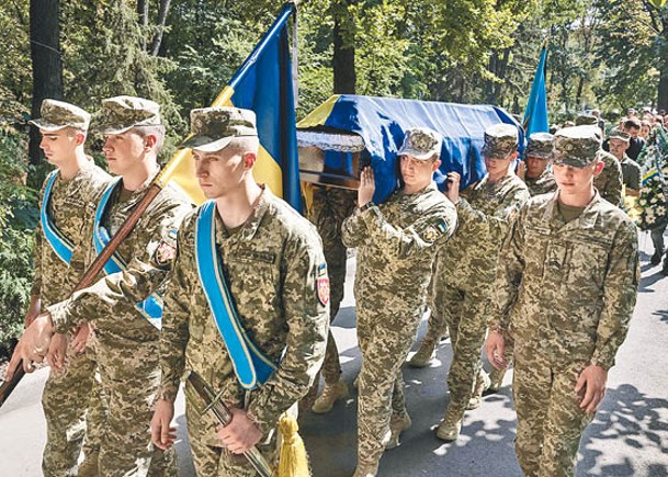 烏克蘭士兵為陣亡同袍舉行葬禮。（Getty Images圖片）