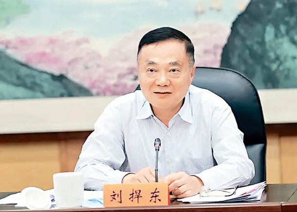 劉捍東涉違規收受禮金。